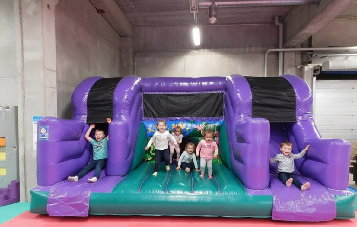 Iloiset lapset pomppulinnassa