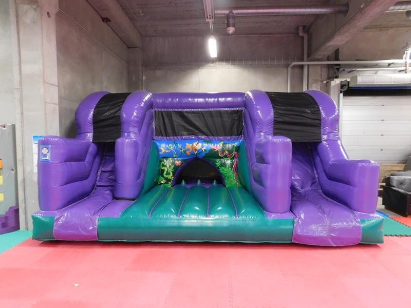 Mega Pomppari -suuri pomppulinna jossa on liukumäki, monivärinen ja lasten suosima