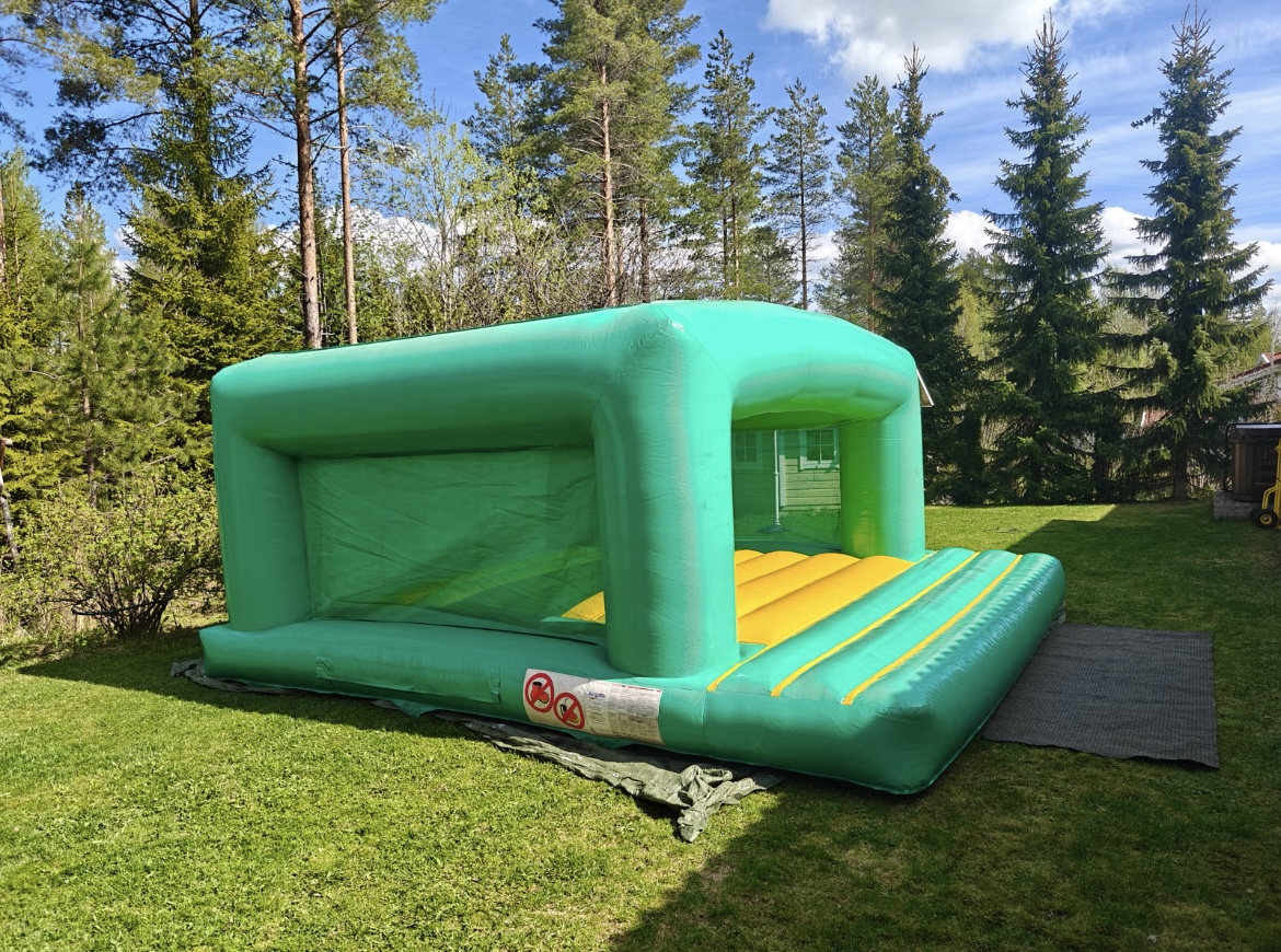 Vihreä pomppulinna sivusta katsottuna